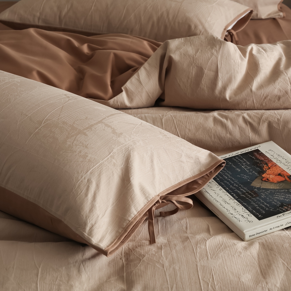 91家纺网 家纺一手货源 找家纺 玉宇阁家居 2025秋冬新品60s色织全棉纯棉磨毛大提花四件套-绑带款-第二组图 绑带款-缃叶棕