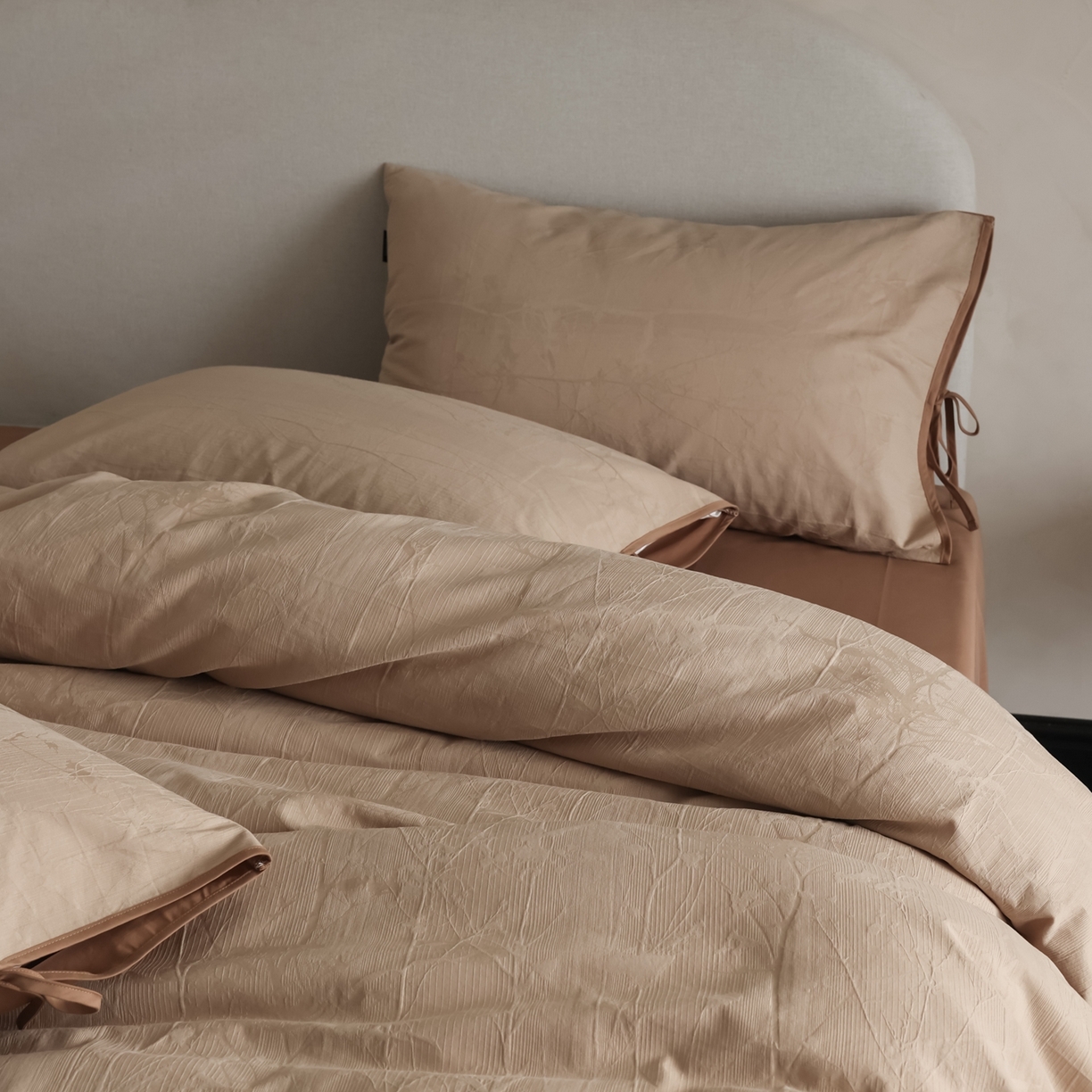 91家纺网 家纺一手货源 找家纺 玉宇阁家居 2025秋冬新品60s色织全棉纯棉磨毛大提花四件套-绑带款-第二组图 绑带款-缃叶棕