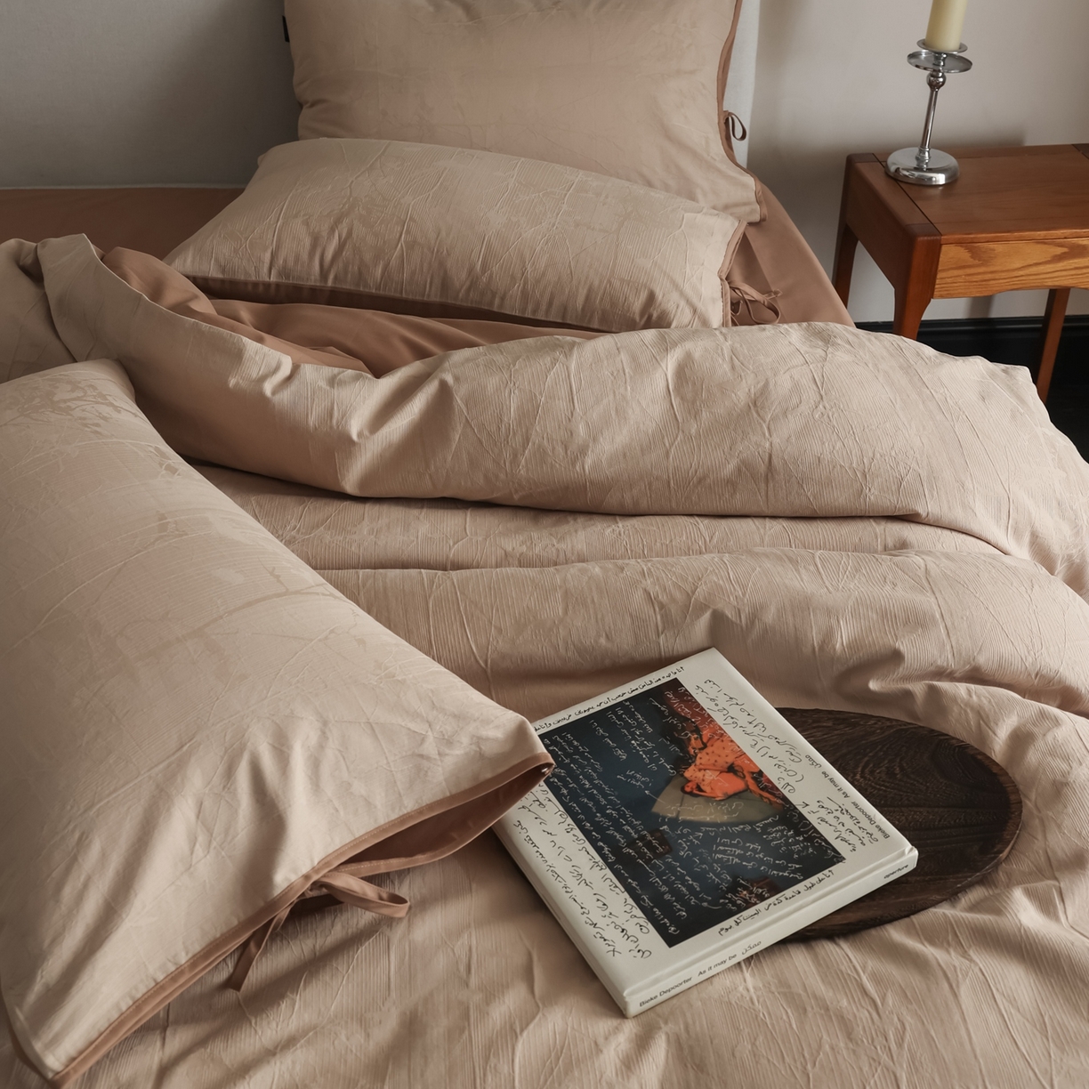 91家纺网 家纺一手货源 找家纺 玉宇阁家居 2025秋冬新品60s色织全棉纯棉磨毛大提花四件套-绑带款-第二组图 绑带款-缃叶棕