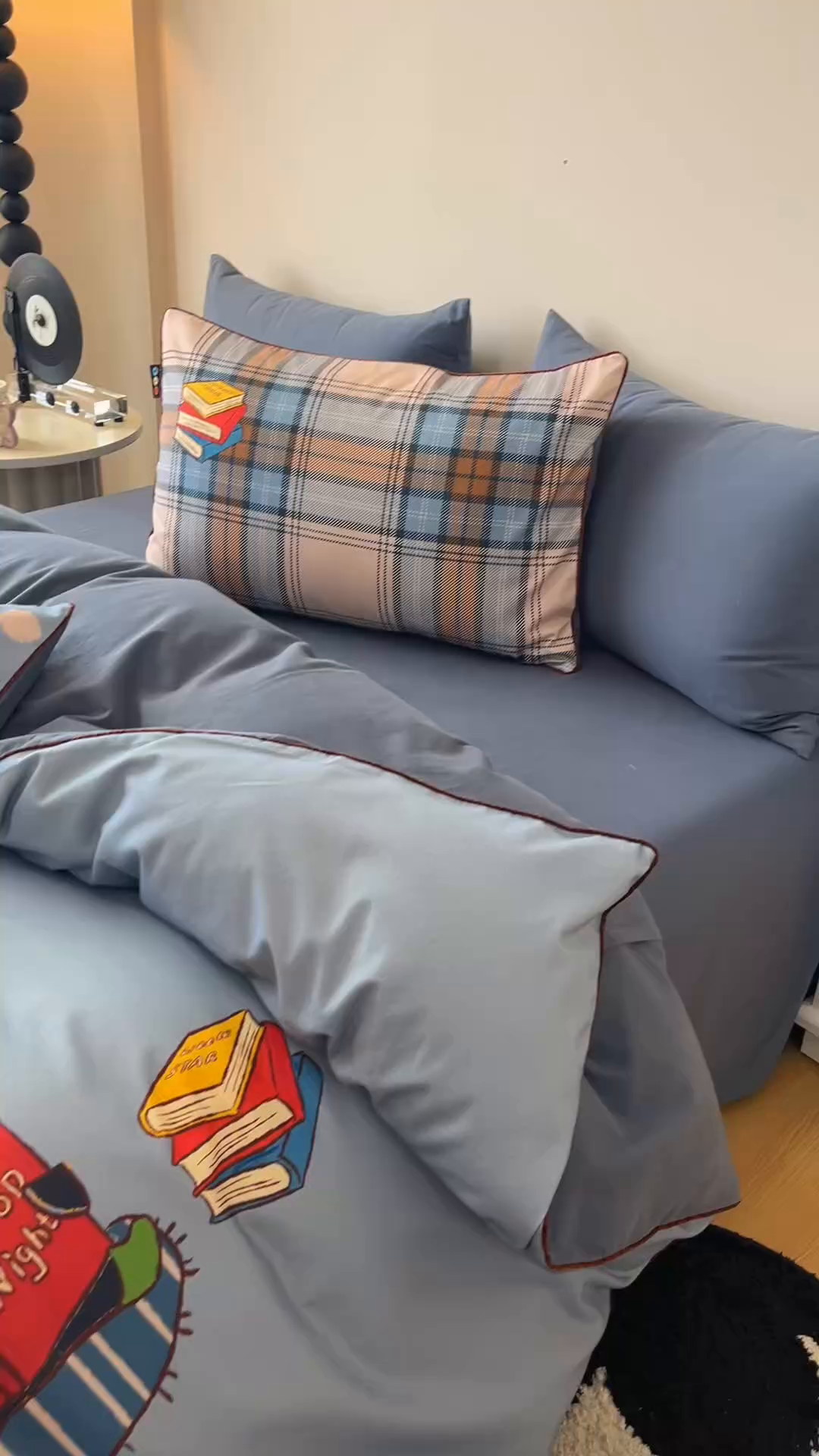 91家纺网 家纺一手货源 找家纺 RYB红黄兰 2025新款全棉纯棉加厚磨毛大版数码印花嵌绳四件套 小小书童