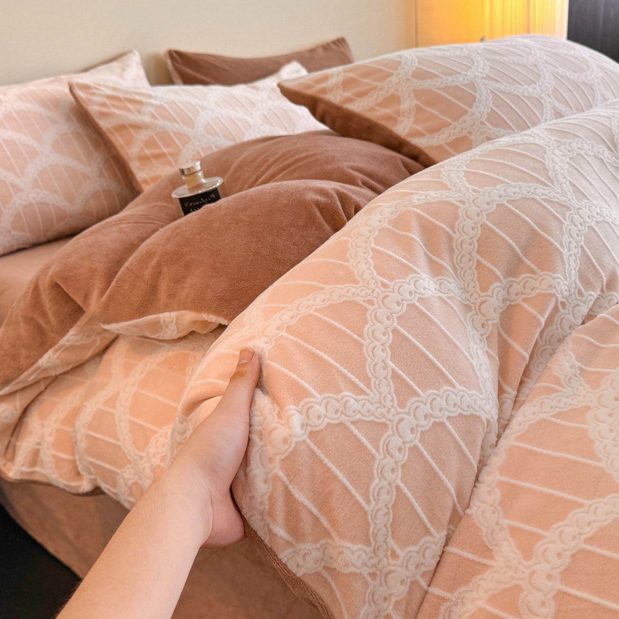 91家纺网 家纺一手货源 找家纺 （总）吾诺家居 2025新款雕花牛奶绒柔美系列四件套