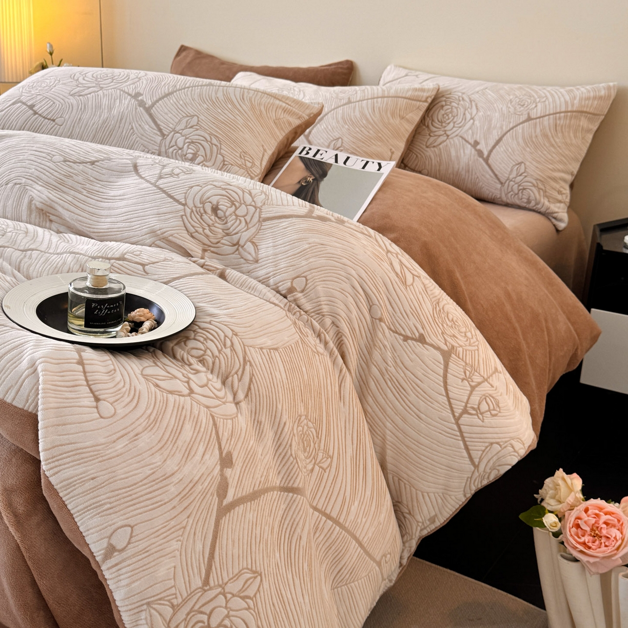 91家纺网 家纺一手货源 找家纺 吾诺家居 2025新款雕花牛奶绒柔美系列四件套 花开浪漫