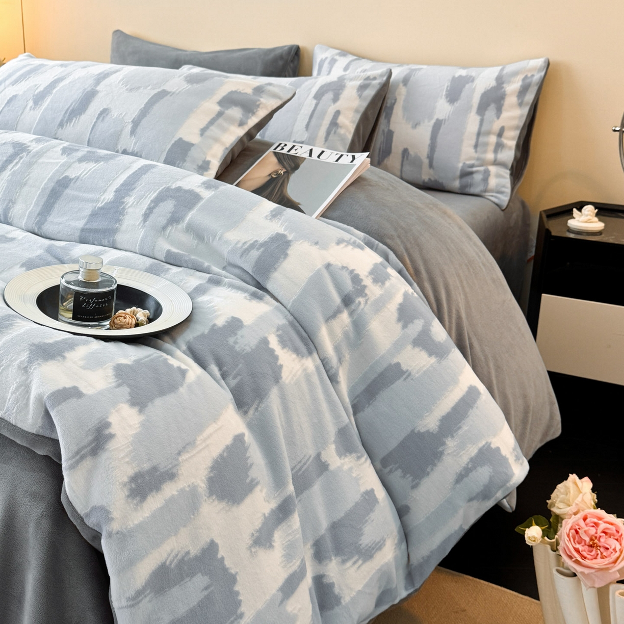 91家纺网 家纺一手货源 找家纺 吾诺家居 2025新款雕花牛奶绒柔美系列四件套 空谷蓝