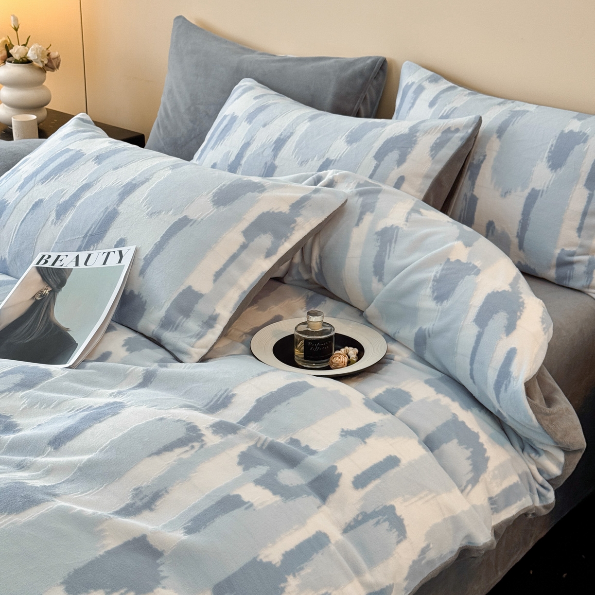 91家纺网 家纺一手货源 找家纺 吾诺家居 2025新款雕花牛奶绒柔美系列四件套 空谷蓝