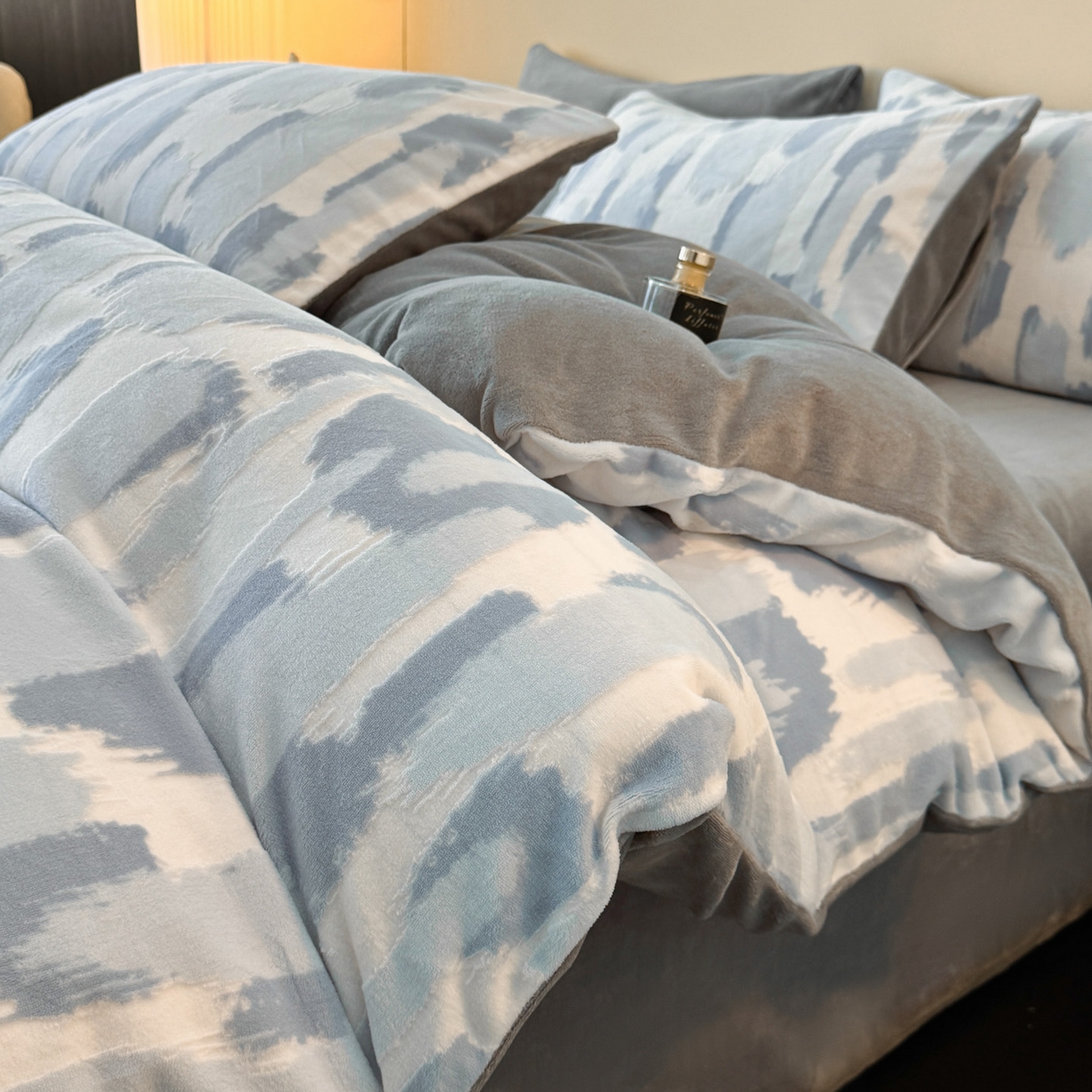 91家纺网 家纺一手货源 找家纺 吾诺家居 2025新款雕花牛奶绒柔美系列四件套 空谷蓝