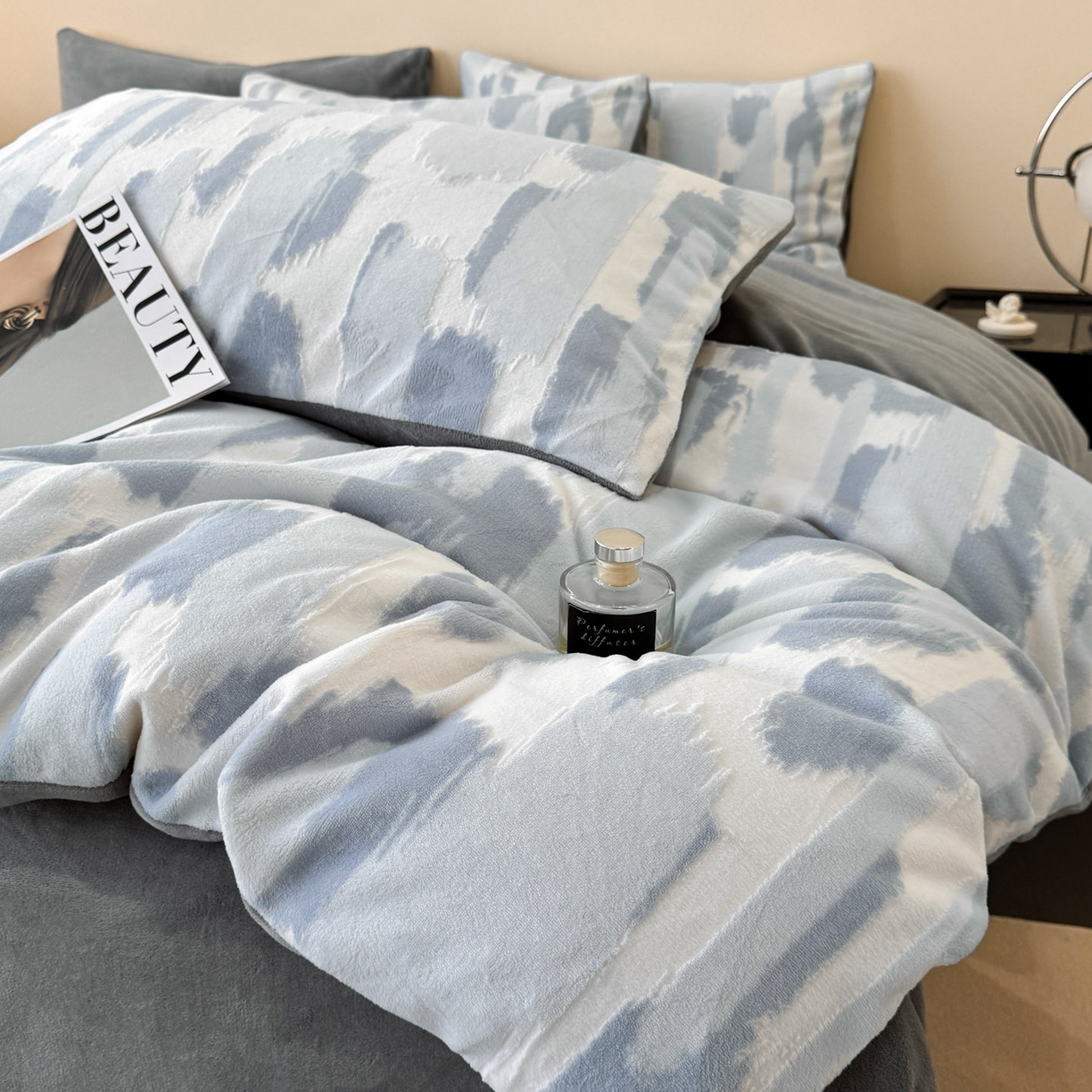 91家纺网 家纺一手货源 找家纺 吾诺家居 2025新款雕花牛奶绒柔美系列四件套 空谷蓝