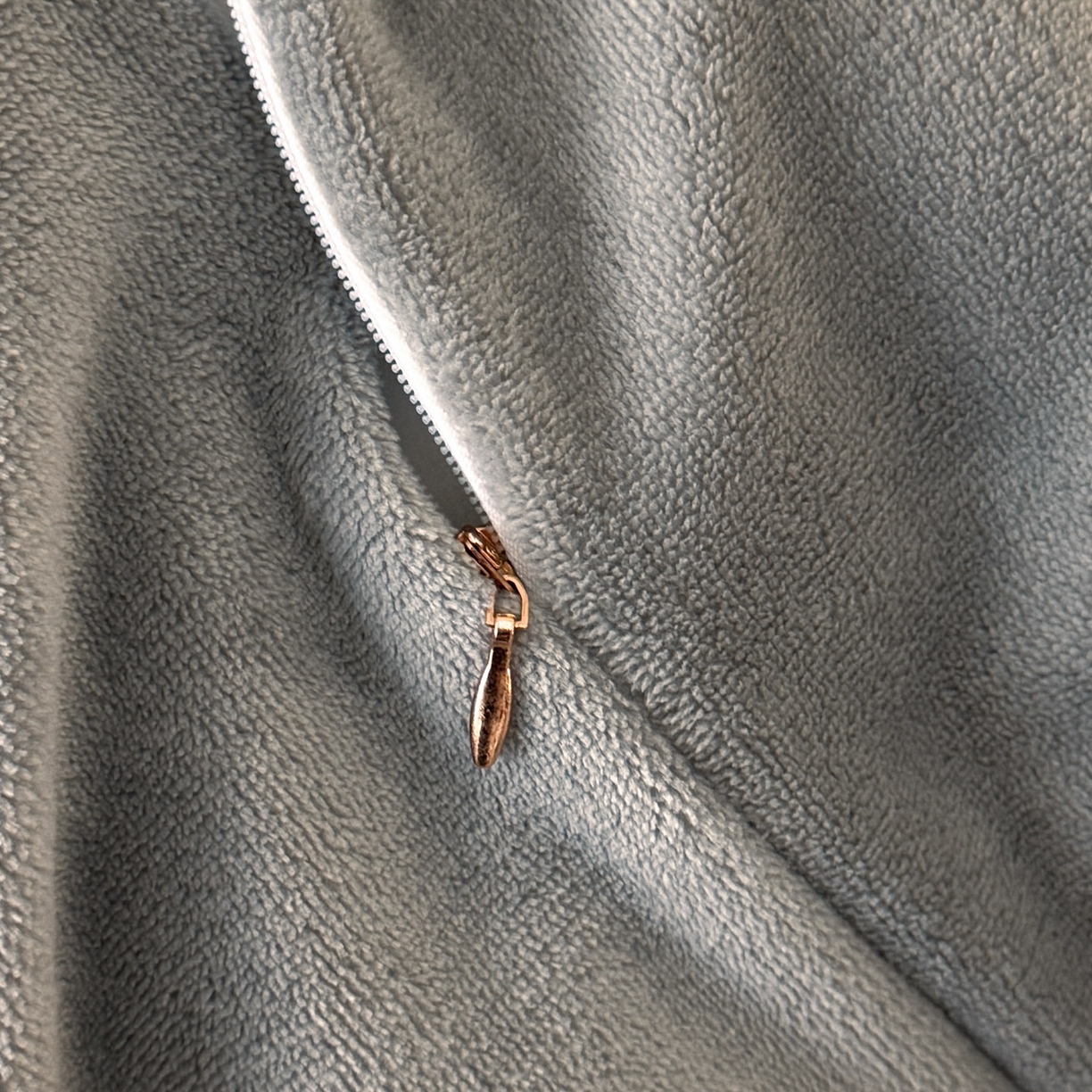 91家纺网 家纺一手货源 找家纺 吾诺家居 2025新款雕花牛奶绒柔美系列四件套 空谷蓝