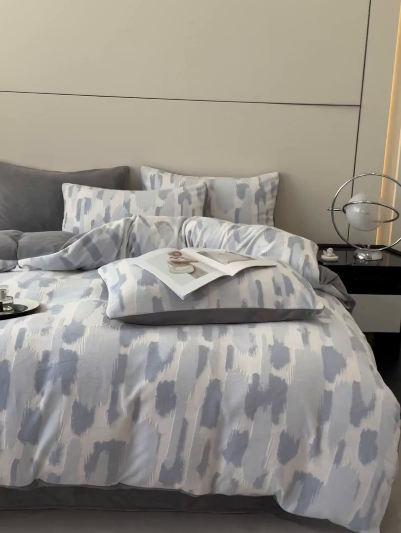 91家纺网 家纺一手货源 找家纺 吾诺家居 2025新款雕花牛奶绒柔美系列四件套 空谷蓝