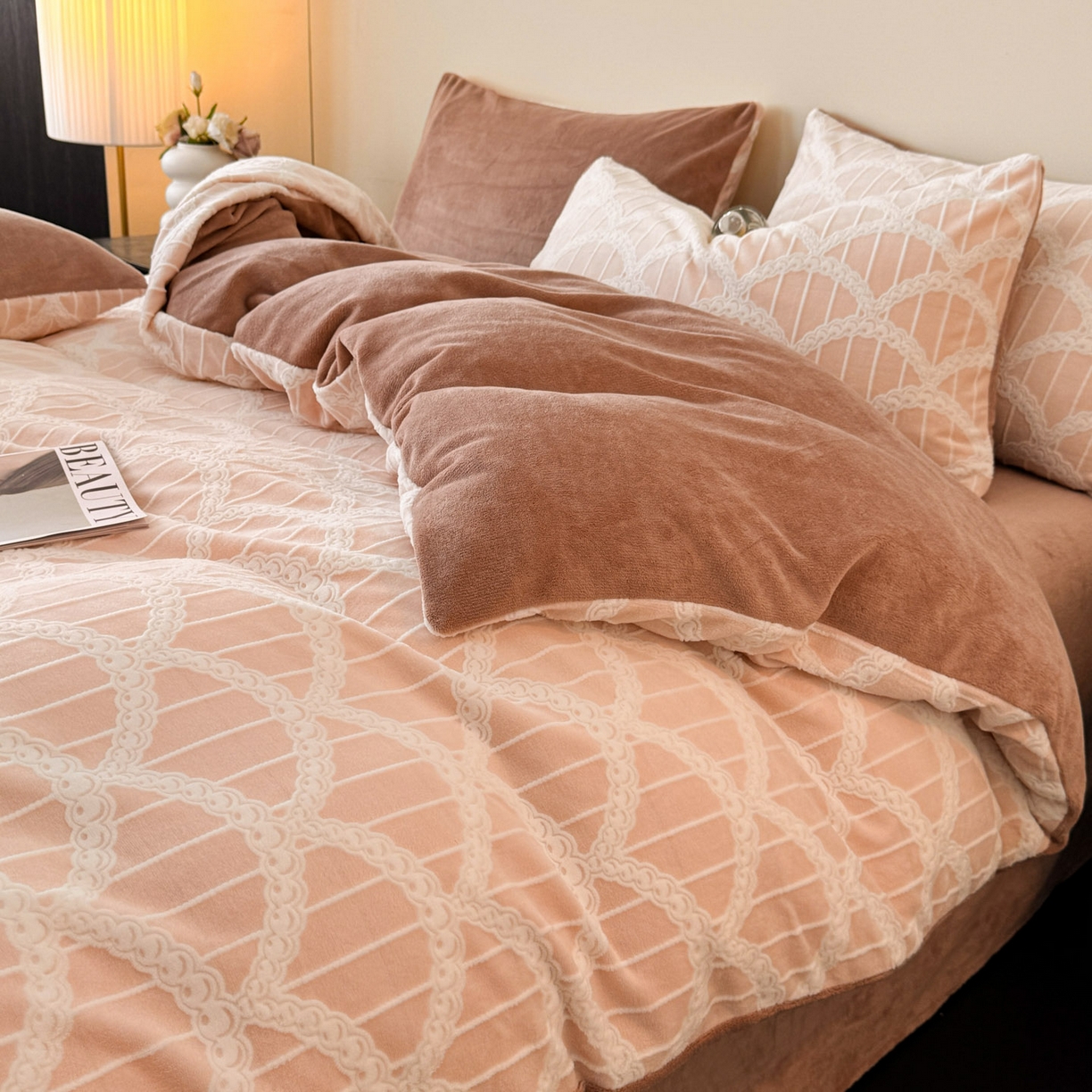 91家纺网 家纺一手货源 找家纺 吾诺家居 2025新款雕花牛奶绒柔美系列四件套 蕾丝公主