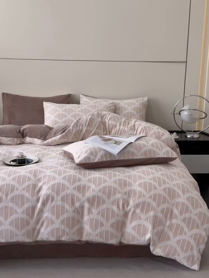 91家纺网 家纺一手货源 找家纺 吾诺家居 2025新款雕花牛奶绒柔美系列四件套 蕾丝公主