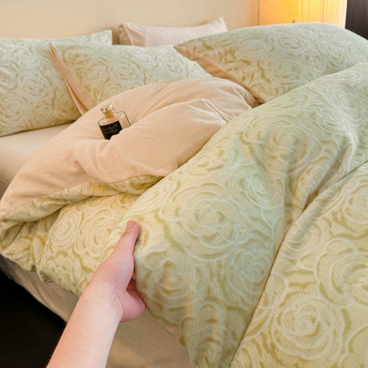 吾诺家居 2025新款雕花牛奶绒柔美系列四件套 玫瑰园