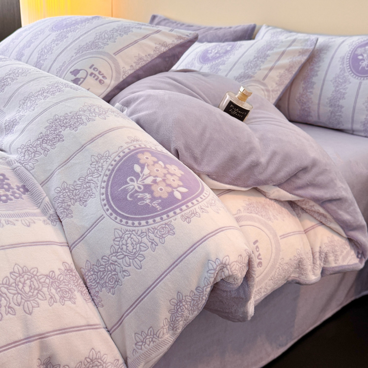 91家纺网 家纺一手货源 找家纺 吾诺家居 2025新款雕花牛奶绒柔美系列四件套 米娅紫