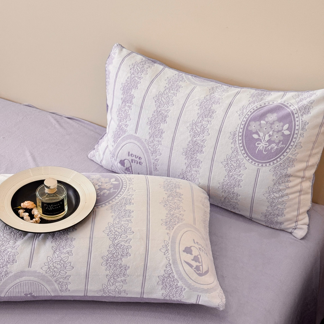 91家纺网 家纺一手货源 找家纺 吾诺家居 2025新款雕花牛奶绒柔美系列四件套 米娅紫