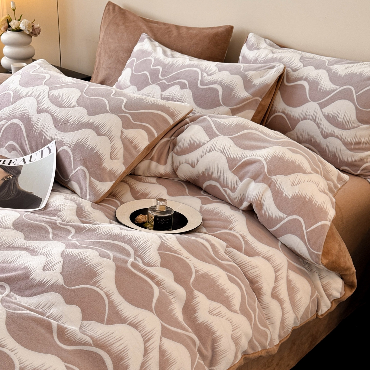 91家纺网 家纺一手货源 找家纺 吾诺家居 2025新款雕花牛奶绒柔美系列四件套 云山