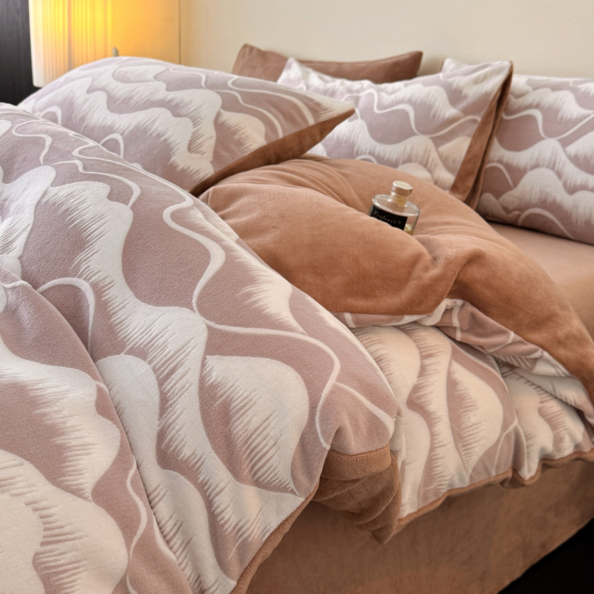 91家纺网 家纺一手货源 找家纺 吾诺家居 2025新款雕花牛奶绒柔美系列四件套 云山