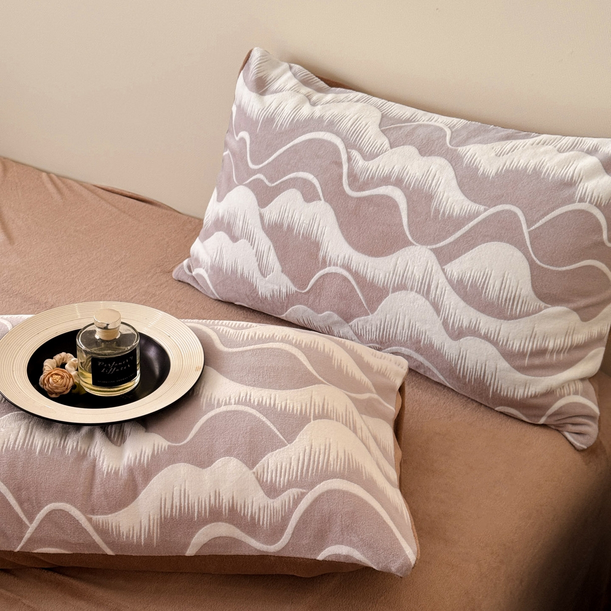 91家纺网 家纺一手货源 找家纺 吾诺家居 2025新款雕花牛奶绒柔美系列四件套 云山