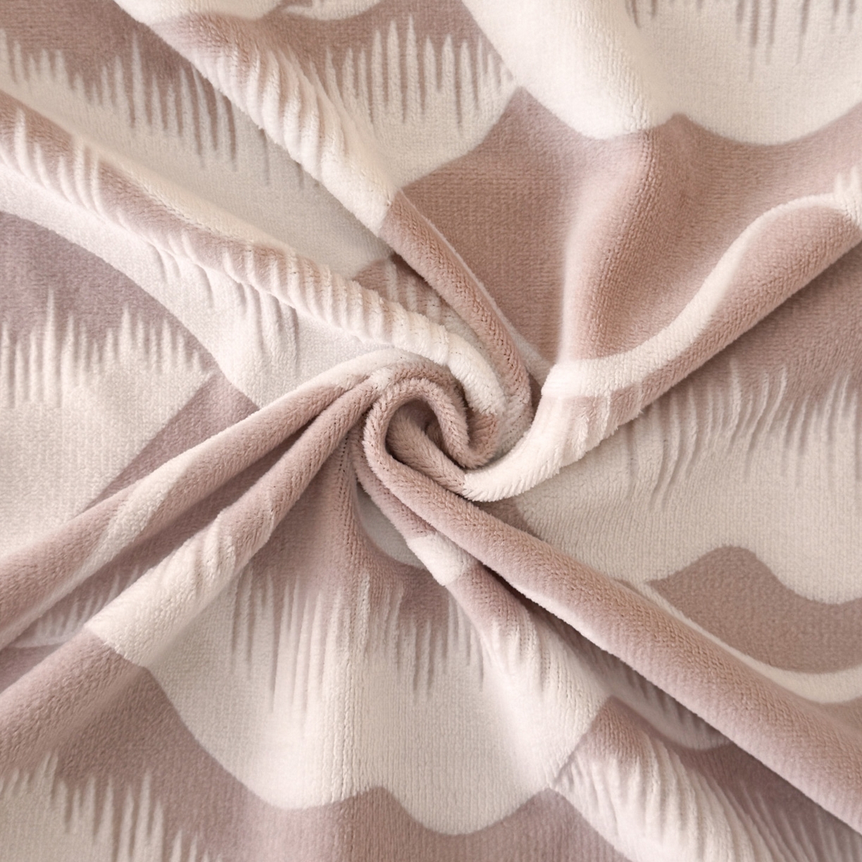 91家纺网 家纺一手货源 找家纺 吾诺家居 2025新款雕花牛奶绒柔美系列四件套 云山