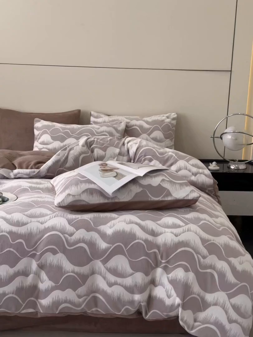 91家纺网 家纺一手货源 找家纺 吾诺家居 2025新款雕花牛奶绒柔美系列四件套 云山