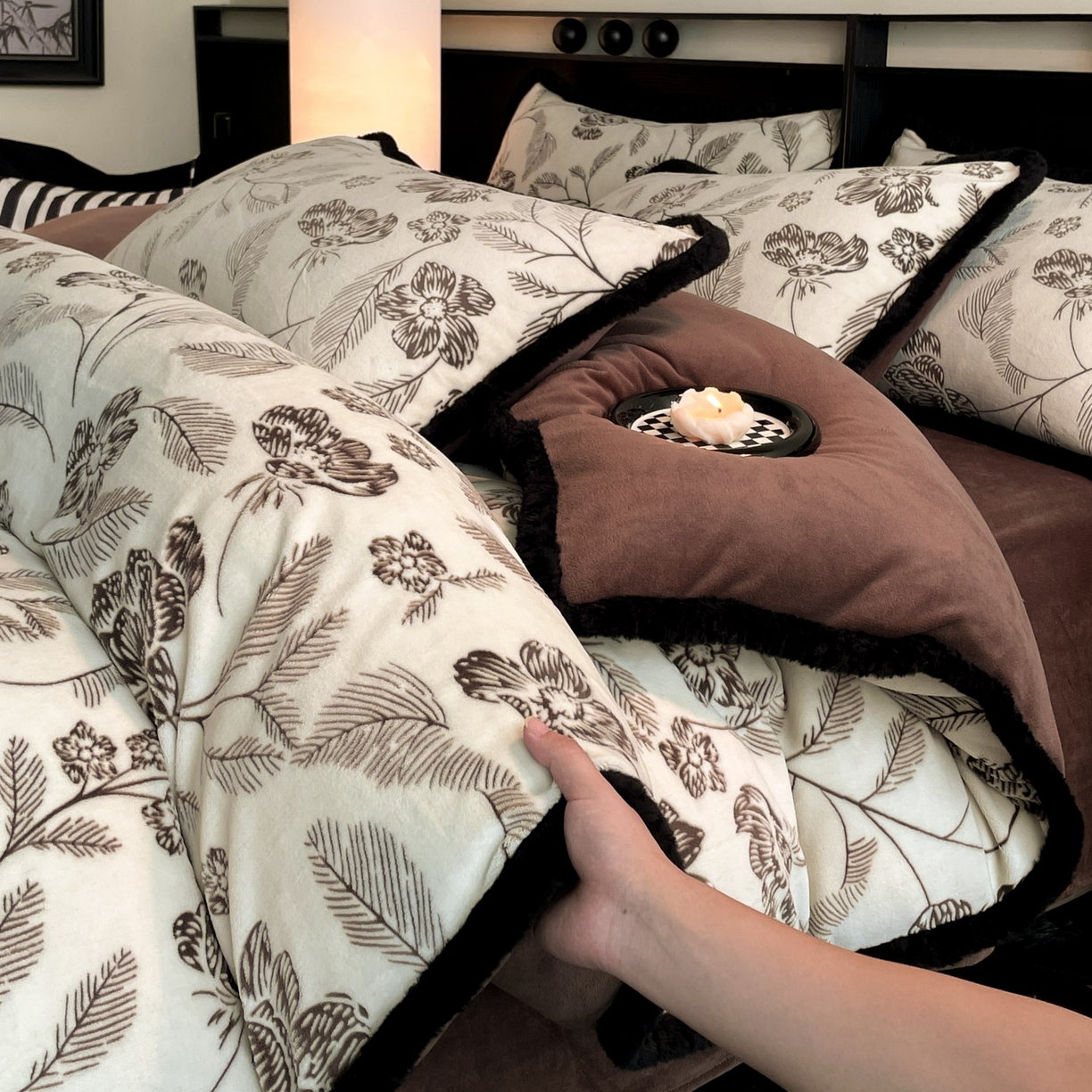 吾诺家居 2025新款美拉德雕花绒黑金系列四件套 花间蜜语