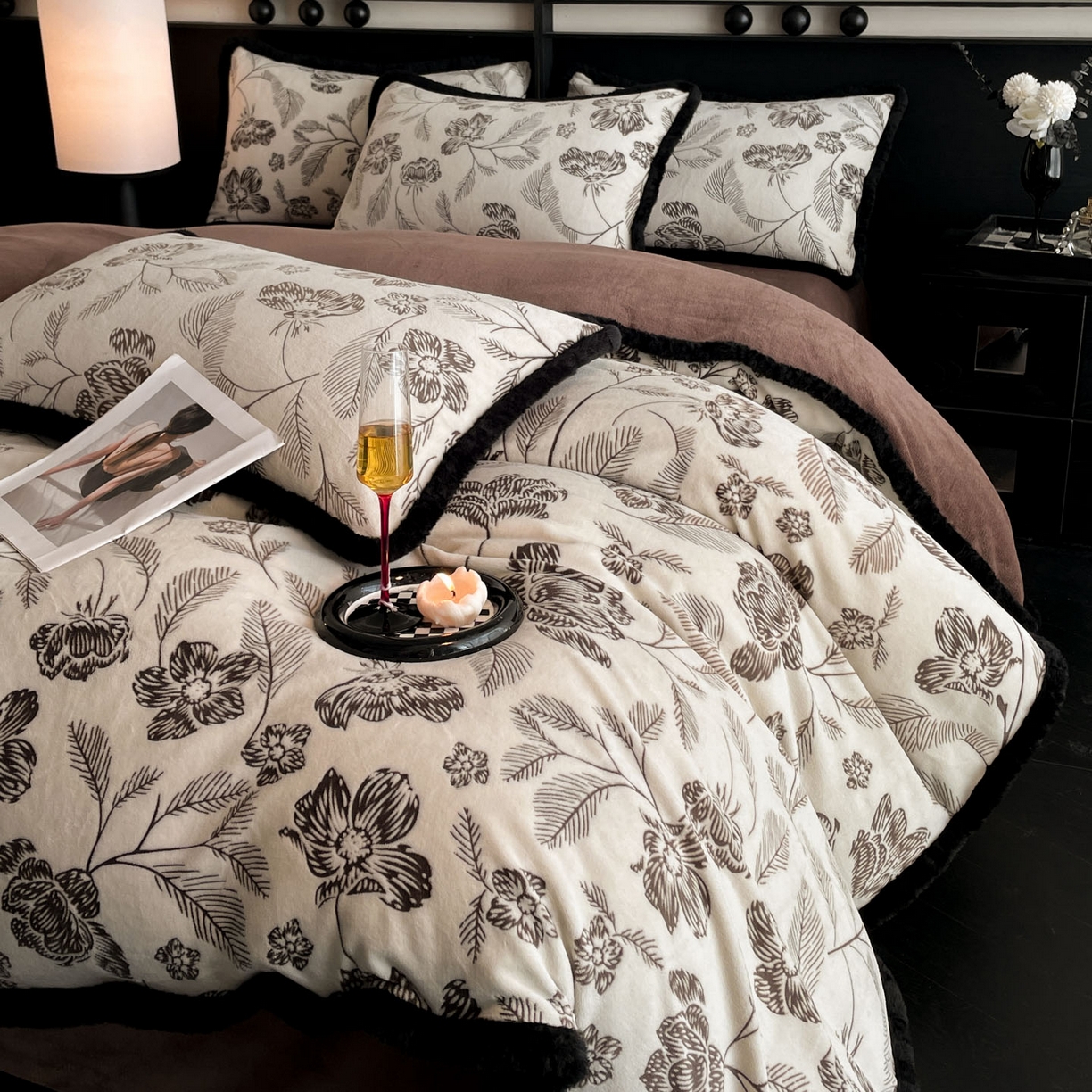 91家纺网 家纺一手货源 找家纺 吾诺家居 2025新款美拉德雕花绒黑金系列四件套 花间蜜语