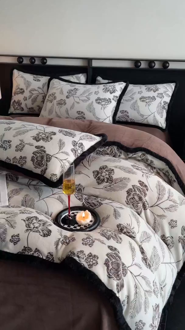 91家纺网 家纺一手货源 找家纺 吾诺家居 2025新款美拉德雕花绒黑金系列四件套 花间蜜语