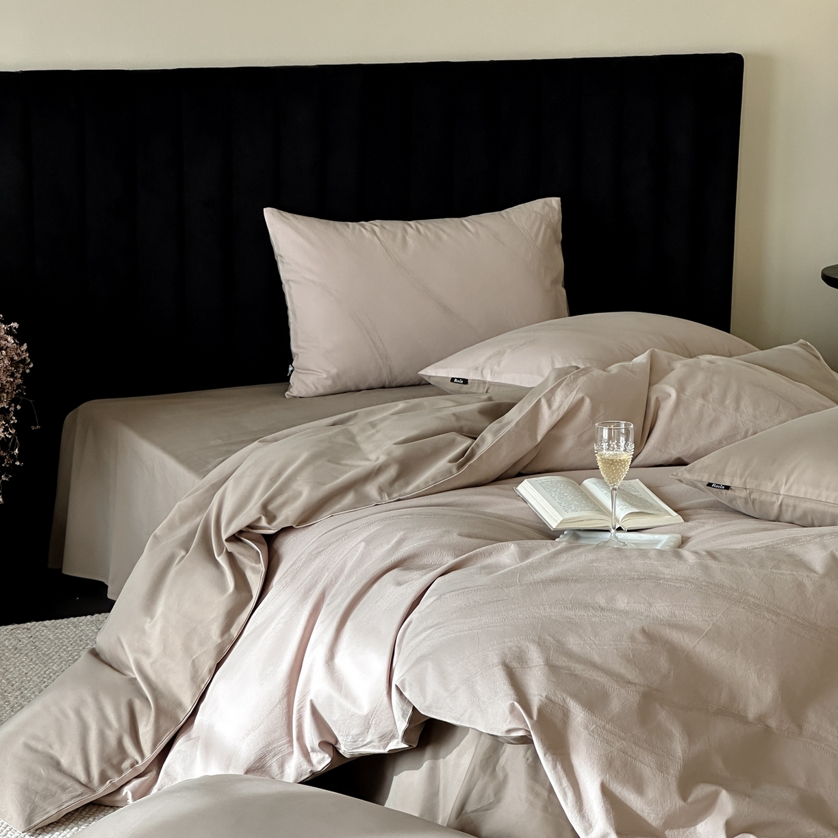 91家纺网 家纺一手货源 找家纺 玉宇阁家居 2025秋冬新品60s色织全棉纯棉磨毛大提花四件套-简约款 海芋颂语-颂语