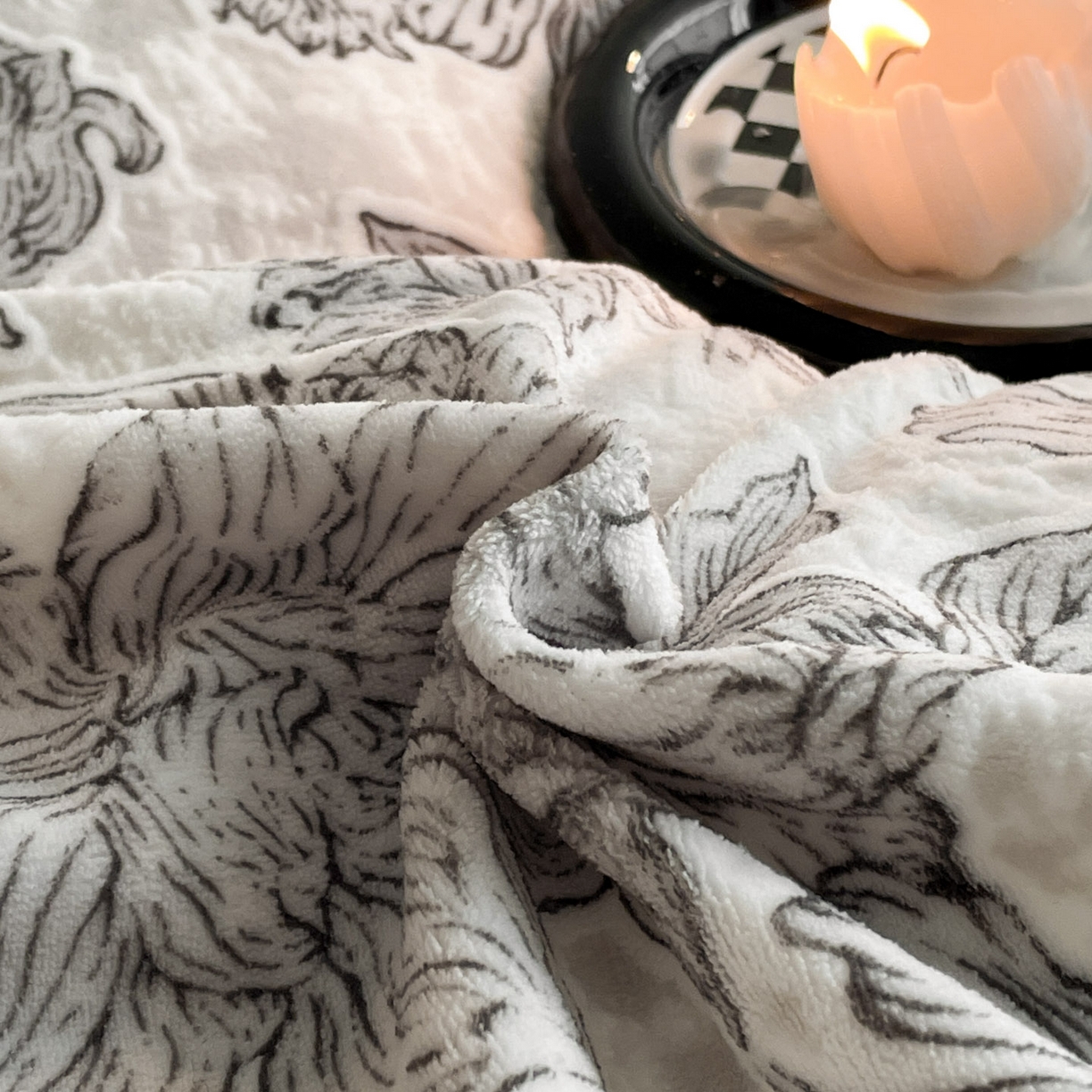 91家纺网 家纺一手货源 找家纺 吾诺家居 2025新款美拉德雕花绒黑金系列四件套 北欧风情