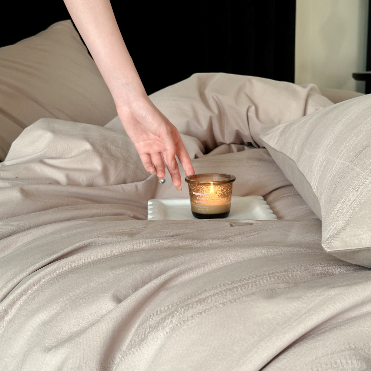 91家纺网 家纺一手货源 找家纺 玉宇阁家居 2025秋冬新品60s色织全棉纯棉磨毛大提花四件套-简约款 海芋颂语-颂语