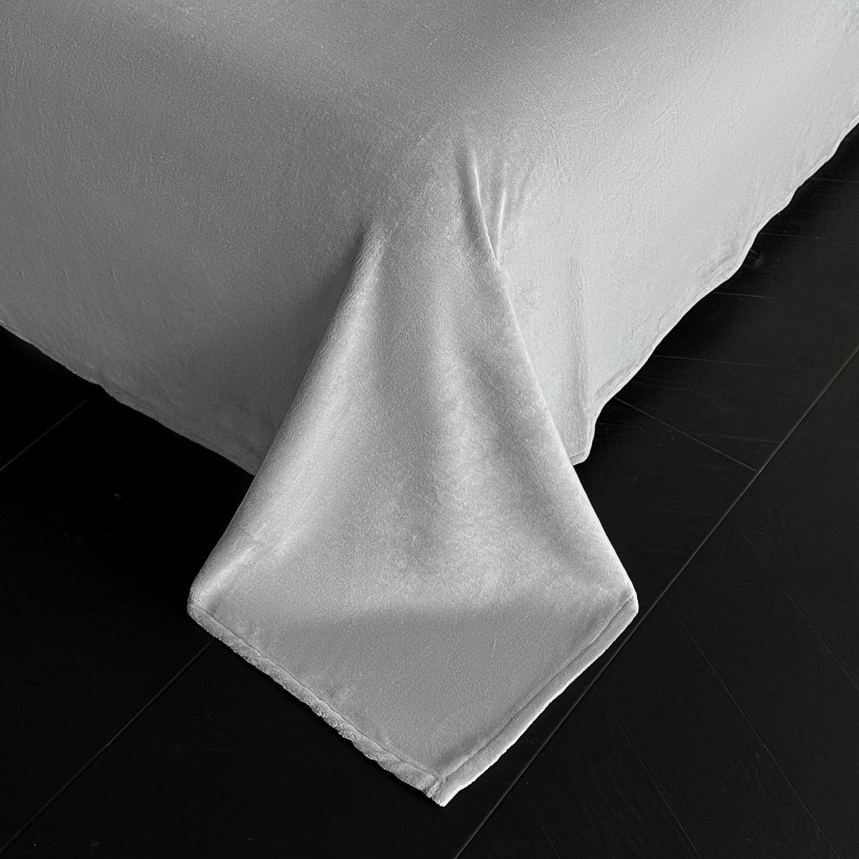 91家纺网 家纺一手货源 找家纺 吾诺家居 2025新款美拉德雕花绒黑金系列四件套 北欧风情