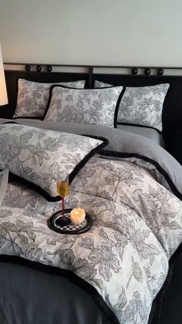 91家纺网 家纺一手货源 找家纺 吾诺家居 2025新款美拉德雕花绒黑金系列四件套 北欧风情