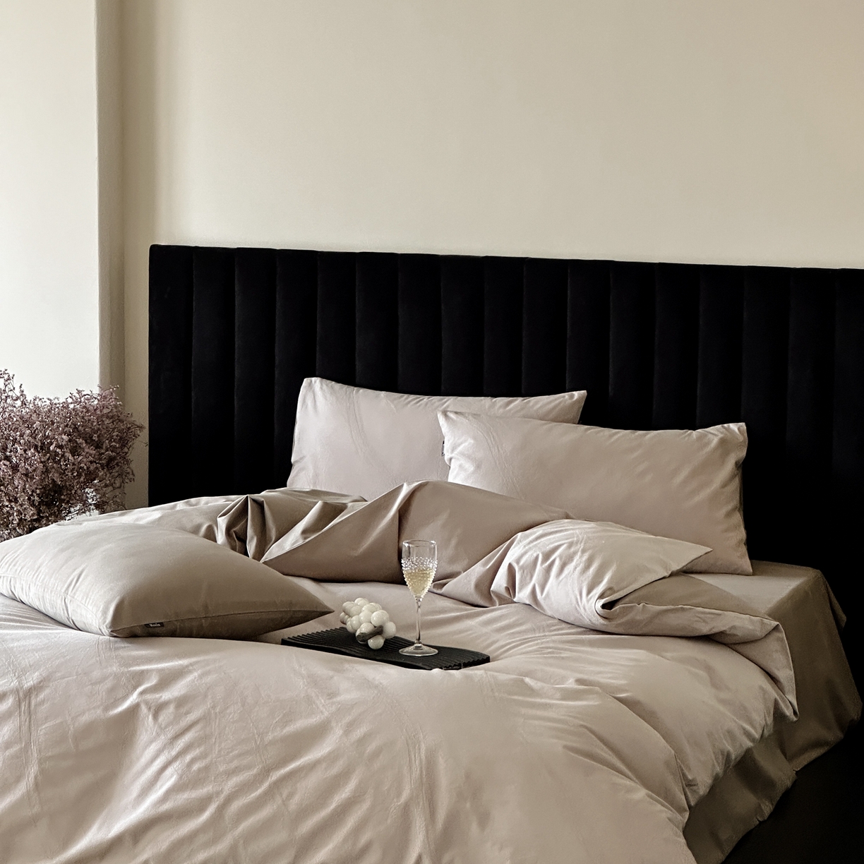 91家纺网 家纺一手货源 找家纺 玉宇阁家居 2025秋冬新品60s色织全棉纯棉磨毛大提花四件套-简约款 海芋颂语-颂语