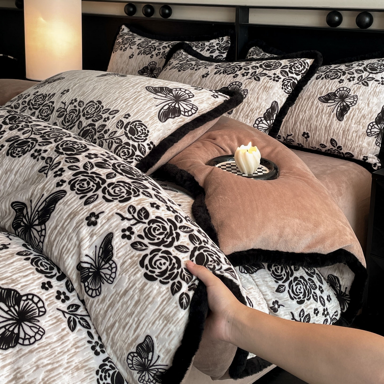 吾诺家居 2025新款美拉德雕花绒黑金系列四件套 蝶恋花