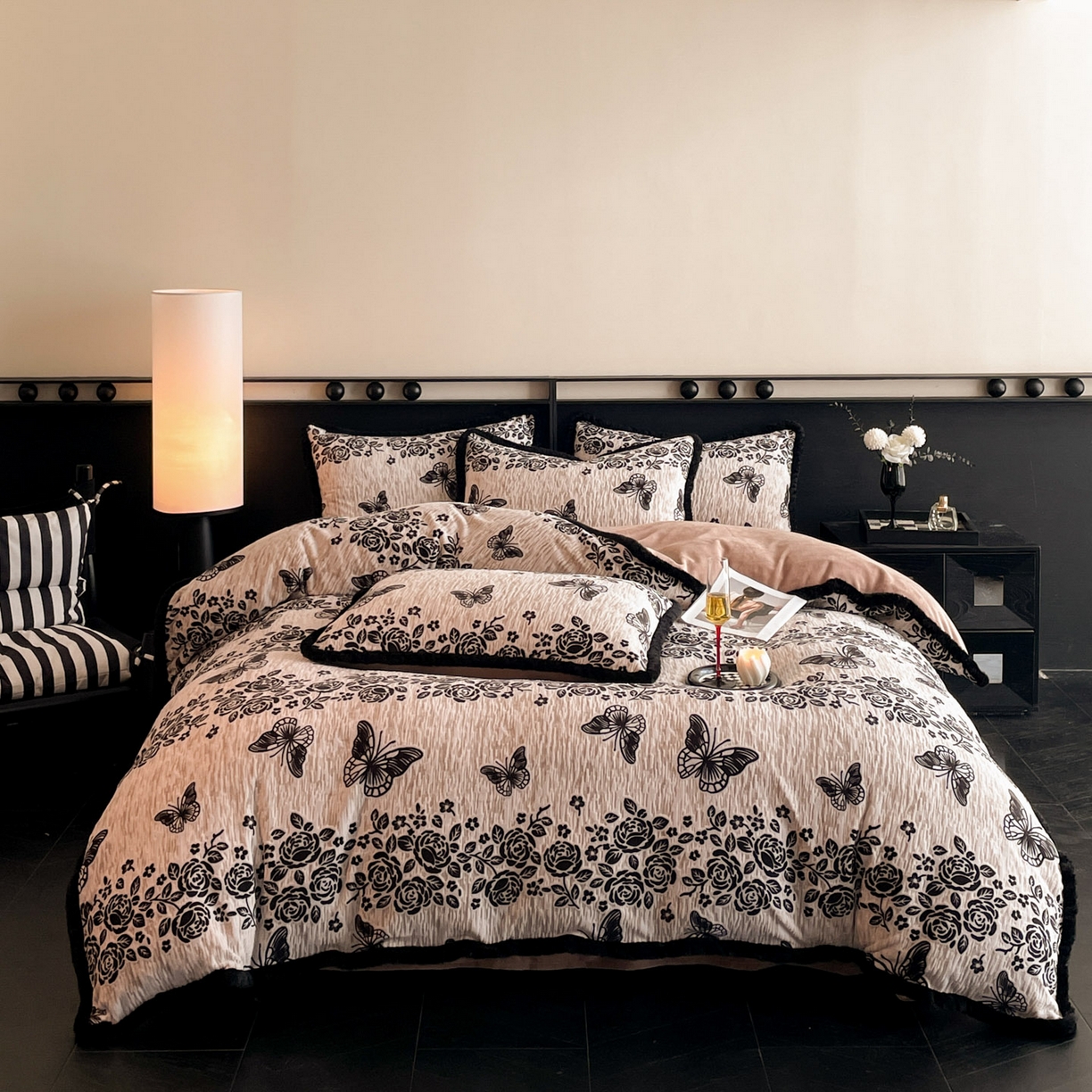 91家纺网 家纺一手货源 找家纺 吾诺家居 2025新款美拉德雕花绒黑金系列四件套 蝶恋花