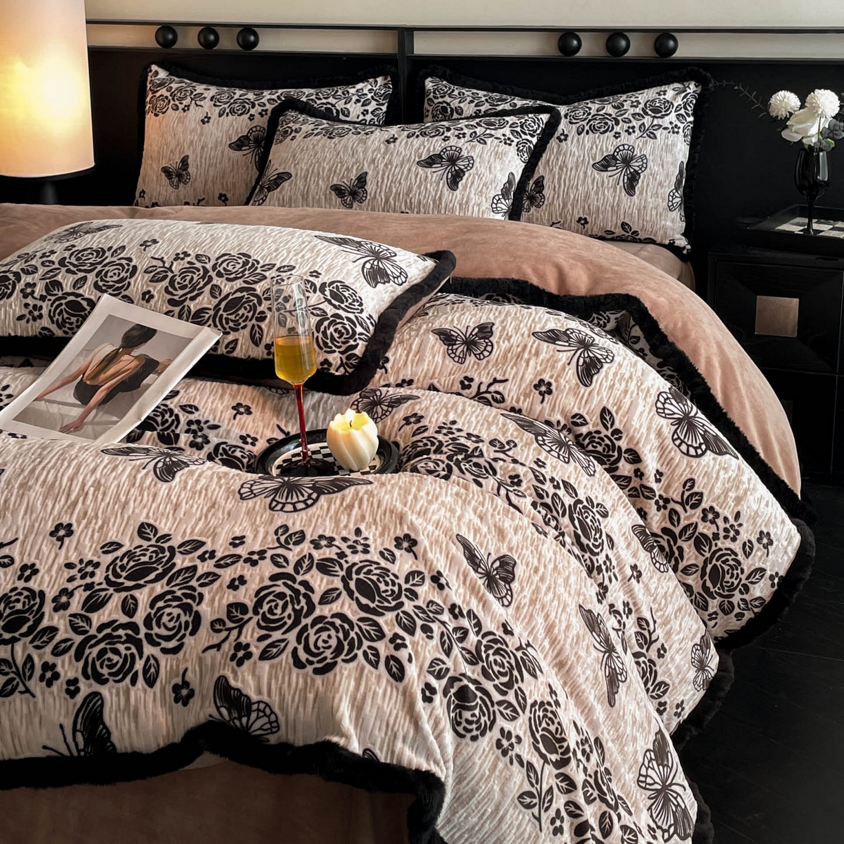 91家纺网 家纺一手货源 找家纺 吾诺家居 2025新款美拉德雕花绒黑金系列四件套 蝶恋花