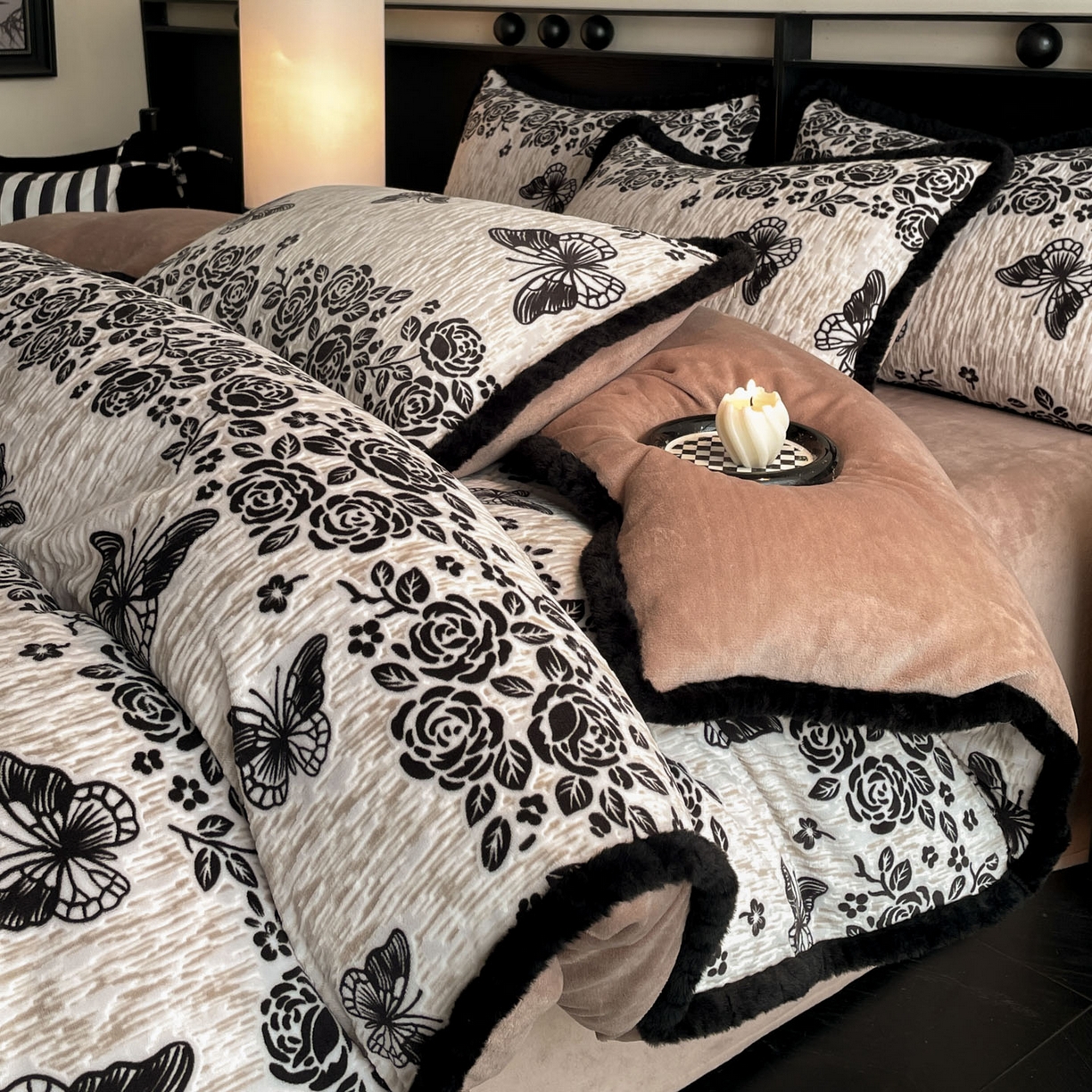 91家纺网 家纺一手货源 找家纺 吾诺家居 2025新款美拉德雕花绒黑金系列四件套 蝶恋花