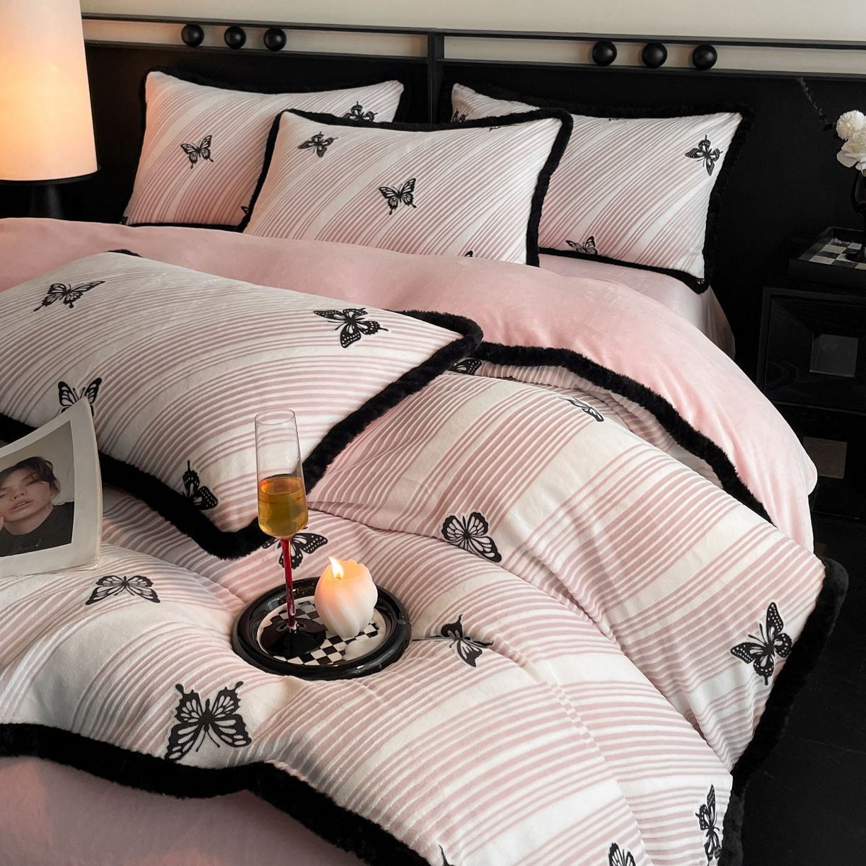 91家纺网 家纺一手货源 找家纺 吾诺家居 2025新款美拉德雕花绒黑金系列四件套 蝶之梦