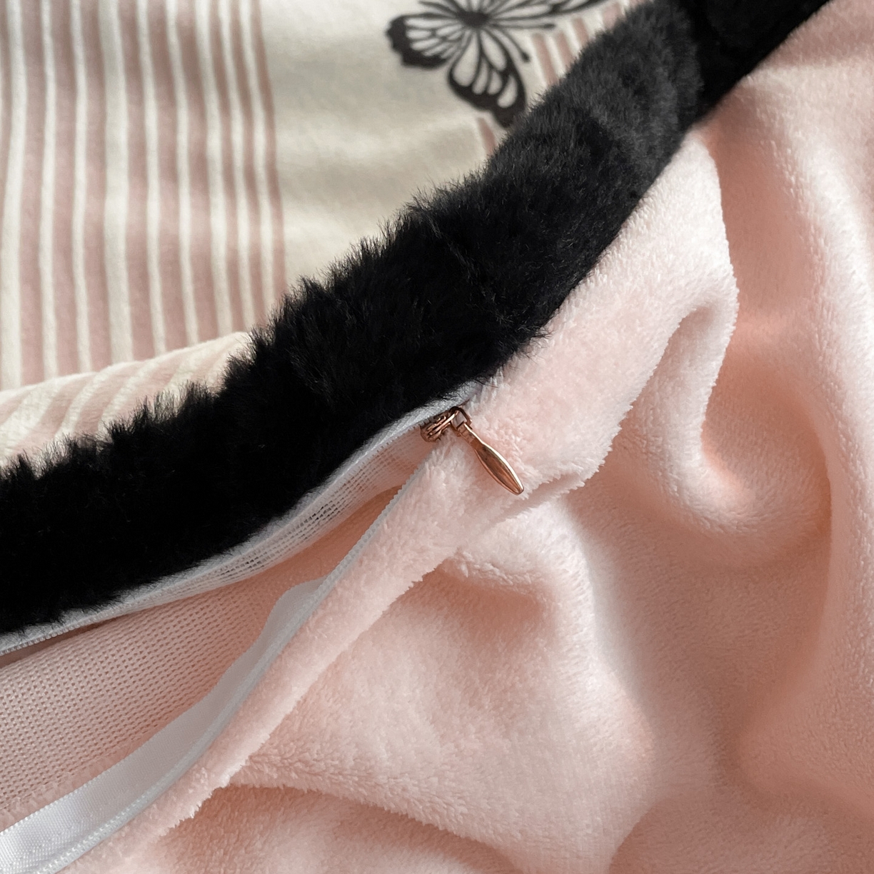 91家纺网 家纺一手货源 找家纺 吾诺家居 2025新款美拉德雕花绒黑金系列四件套 蝶之梦