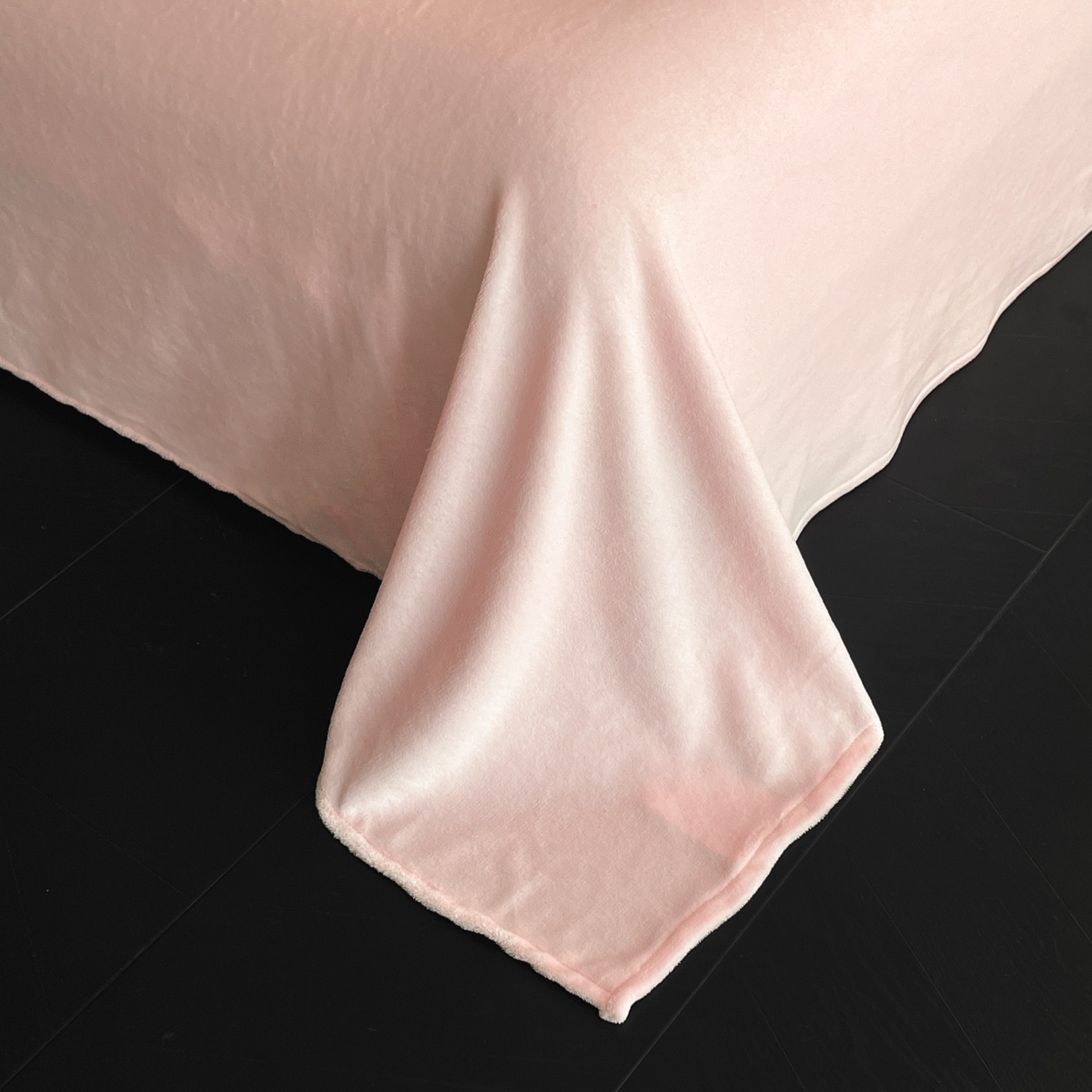 91家纺网 家纺一手货源 找家纺 吾诺家居 2025新款美拉德雕花绒黑金系列四件套 蝶之梦