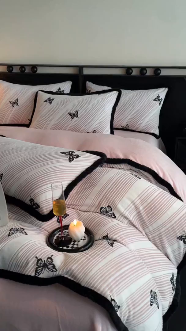 91家纺网 家纺一手货源 找家纺 吾诺家居 2025新款美拉德雕花绒黑金系列四件套 蝶之梦