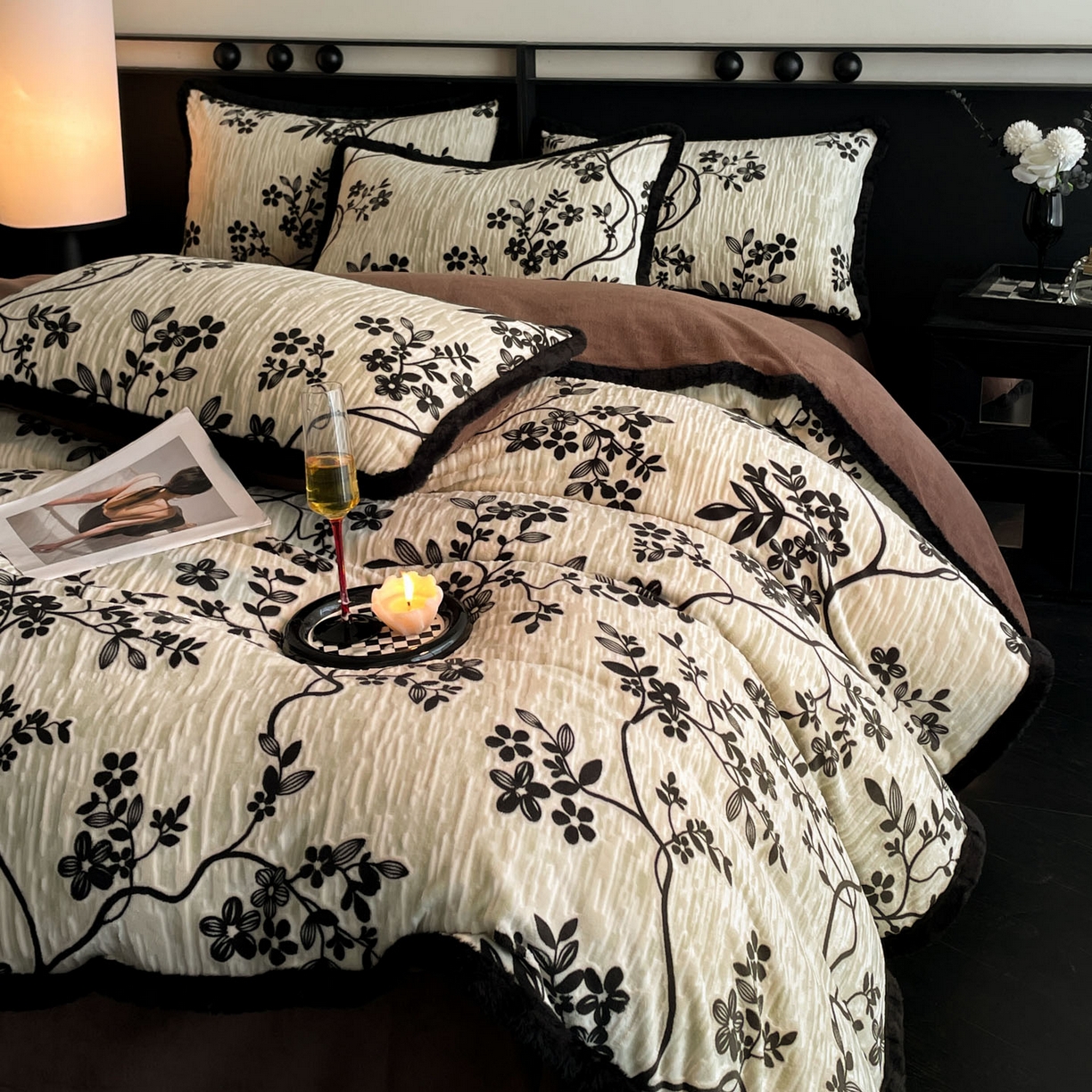 91家纺网 家纺一手货源 找家纺 吾诺家居 2025新款美拉德雕花绒黑金系列四件套 法式情书-黑