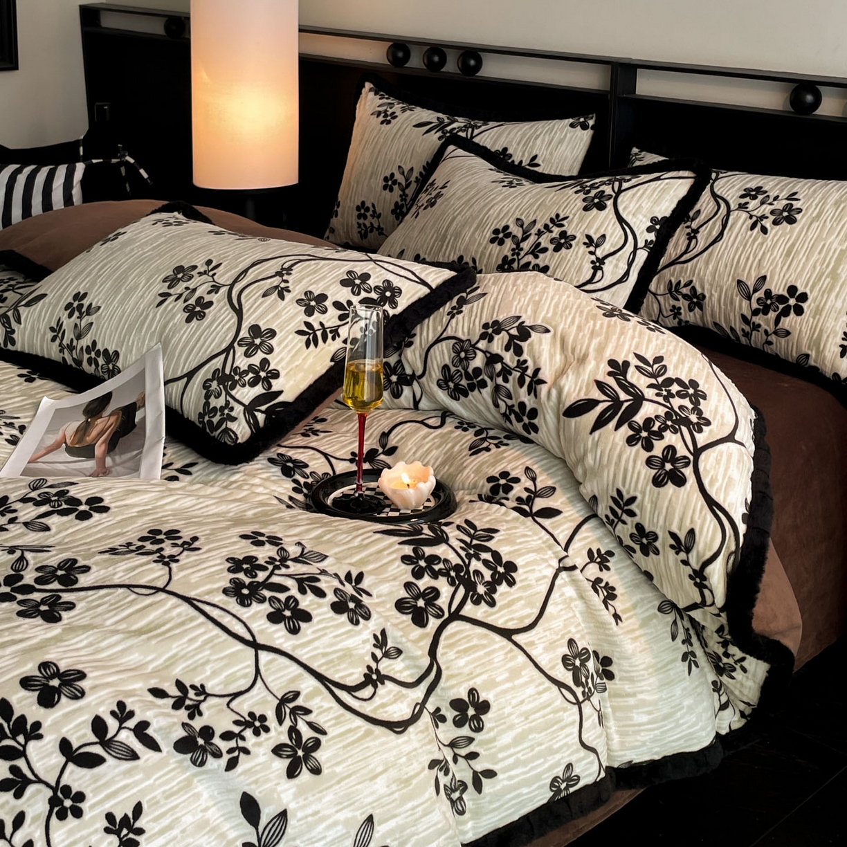 91家纺网 家纺一手货源 找家纺 吾诺家居 2025新款美拉德雕花绒黑金系列四件套 法式情书-黑