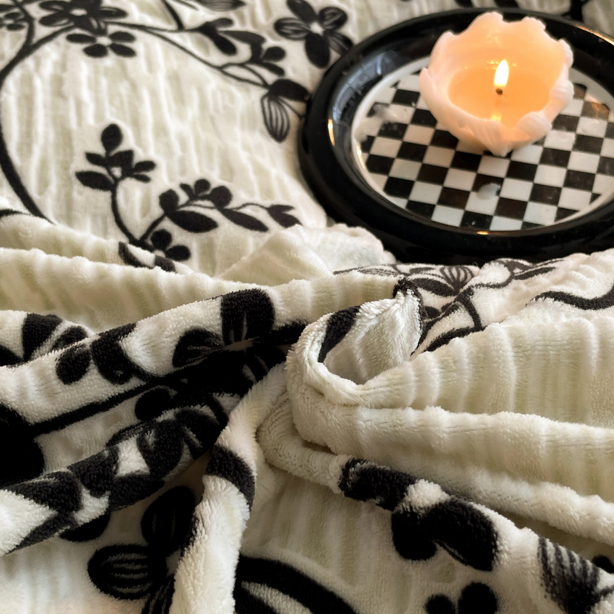 91家纺网 家纺一手货源 找家纺 吾诺家居 2025新款美拉德雕花绒黑金系列四件套 法式情书-黑