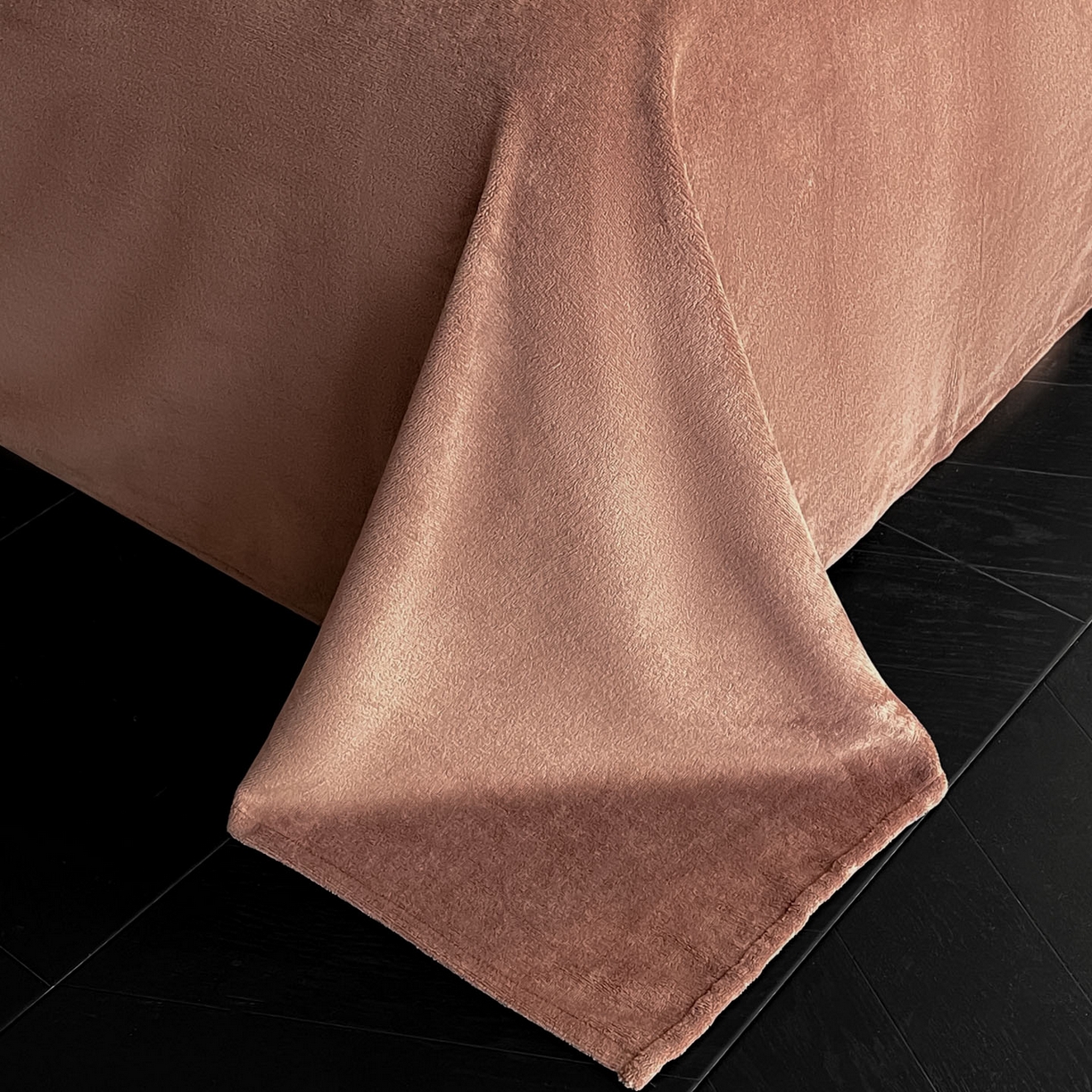 91家纺网 家纺一手货源 找家纺 吾诺家居 2025新款美拉德雕花绒黑金系列四件套 法式情书-黑