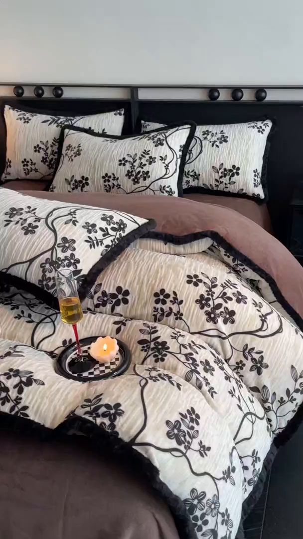 91家纺网 家纺一手货源 找家纺 吾诺家居 2025新款美拉德雕花绒黑金系列四件套 法式情书-黑