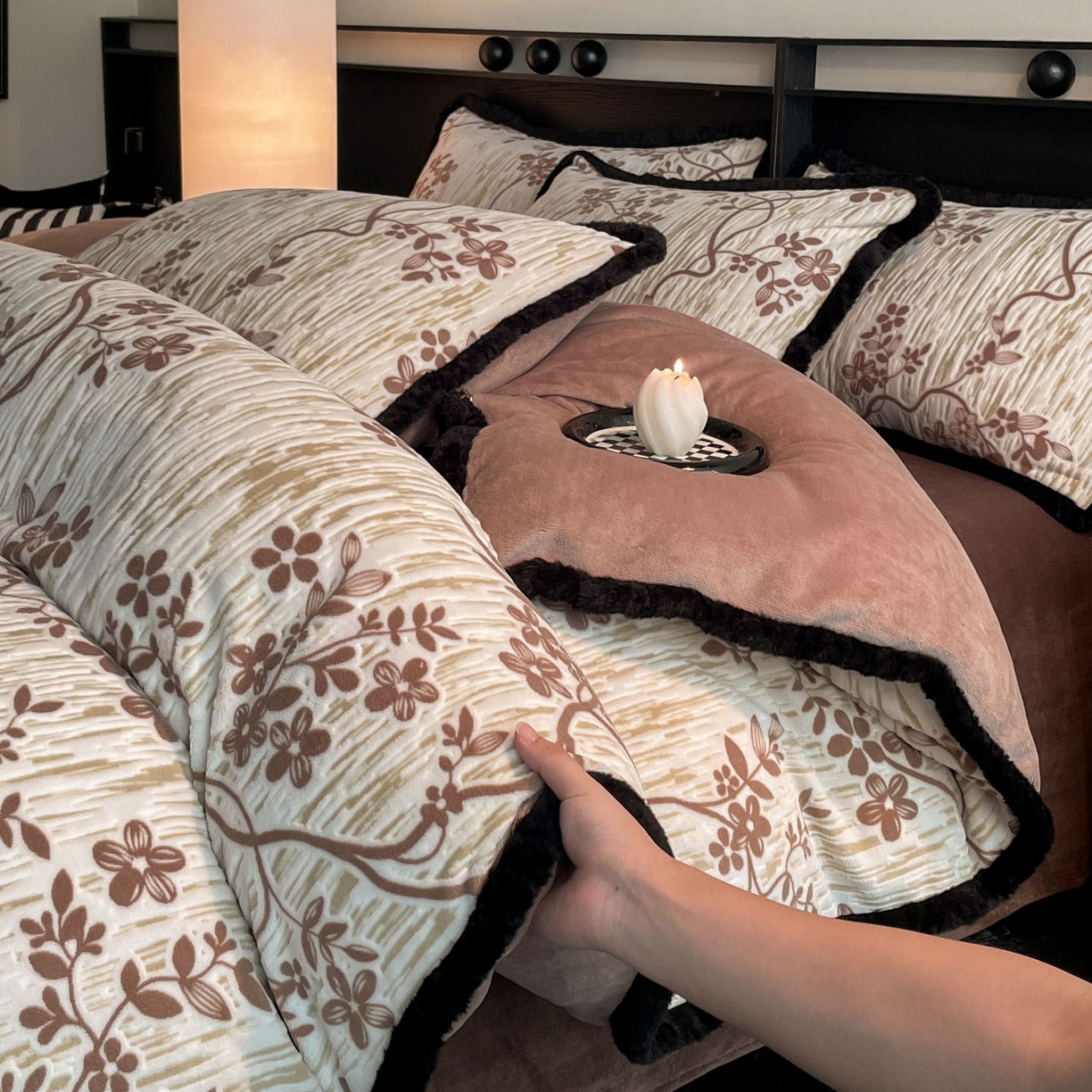 吾诺家居 2025新款美拉德雕花绒黑金系列四件套 法式情书-咖