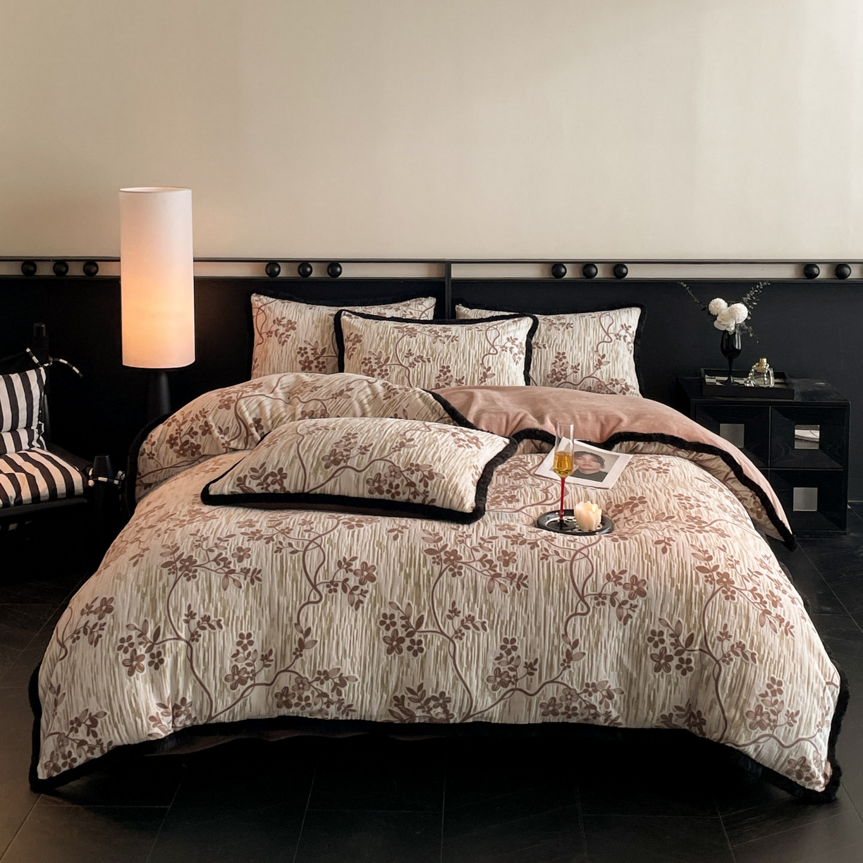 91家纺网 家纺一手货源 找家纺 吾诺家居 2025新款美拉德雕花绒黑金系列四件套 法式情书-咖