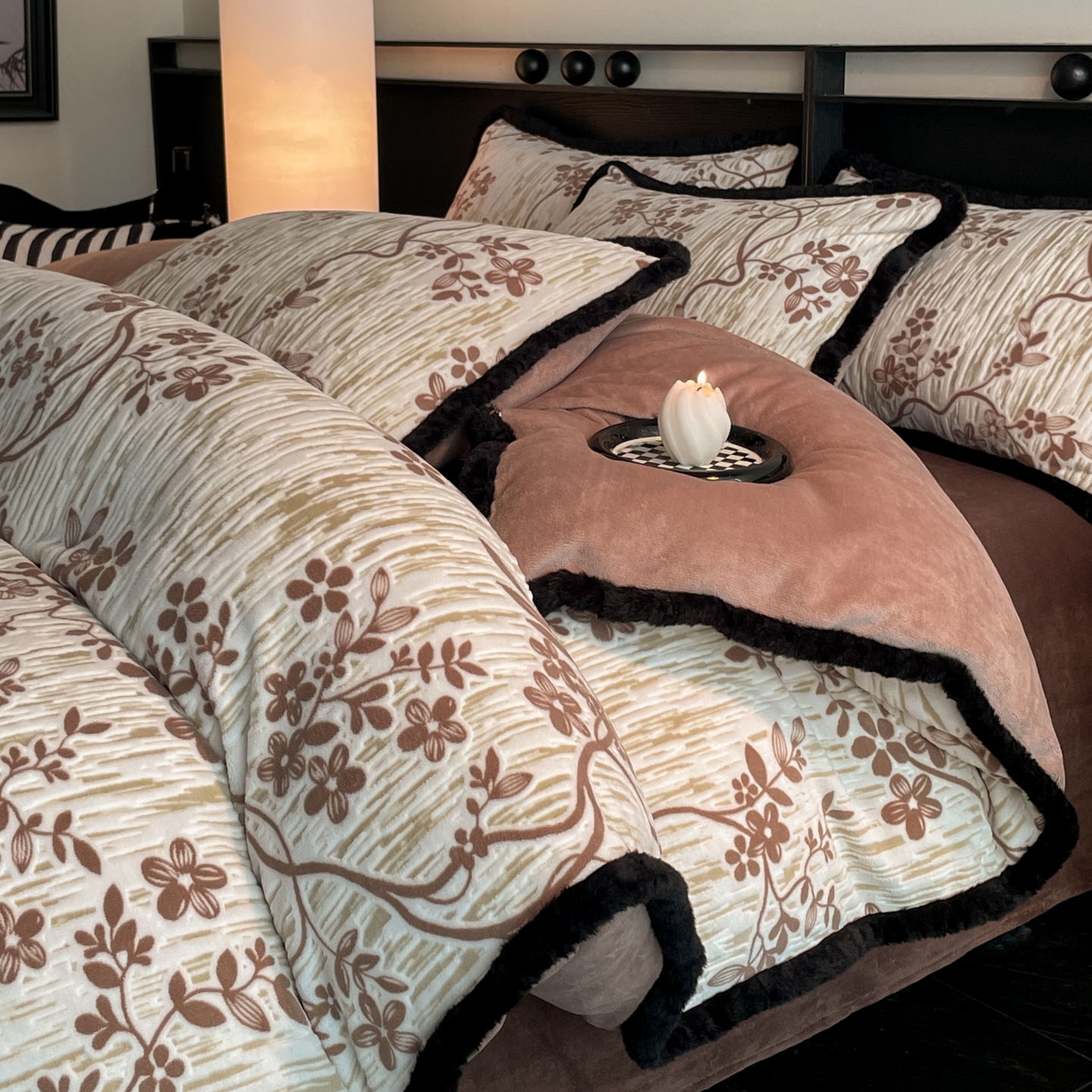 91家纺网 家纺一手货源 找家纺 吾诺家居 2025新款美拉德雕花绒黑金系列四件套 法式情书-咖