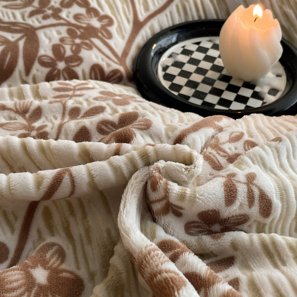 91家纺网 家纺一手货源 找家纺 吾诺家居 2025新款美拉德雕花绒黑金系列四件套 法式情书-咖