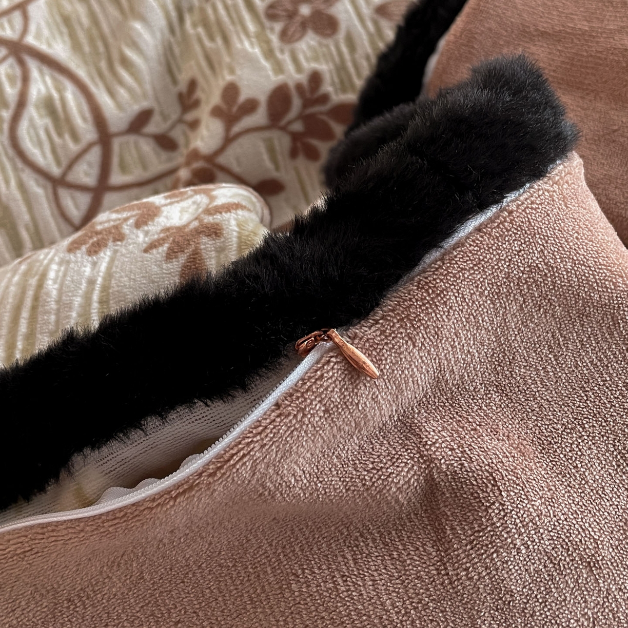 91家纺网 家纺一手货源 找家纺 吾诺家居 2025新款美拉德雕花绒黑金系列四件套 法式情书-咖