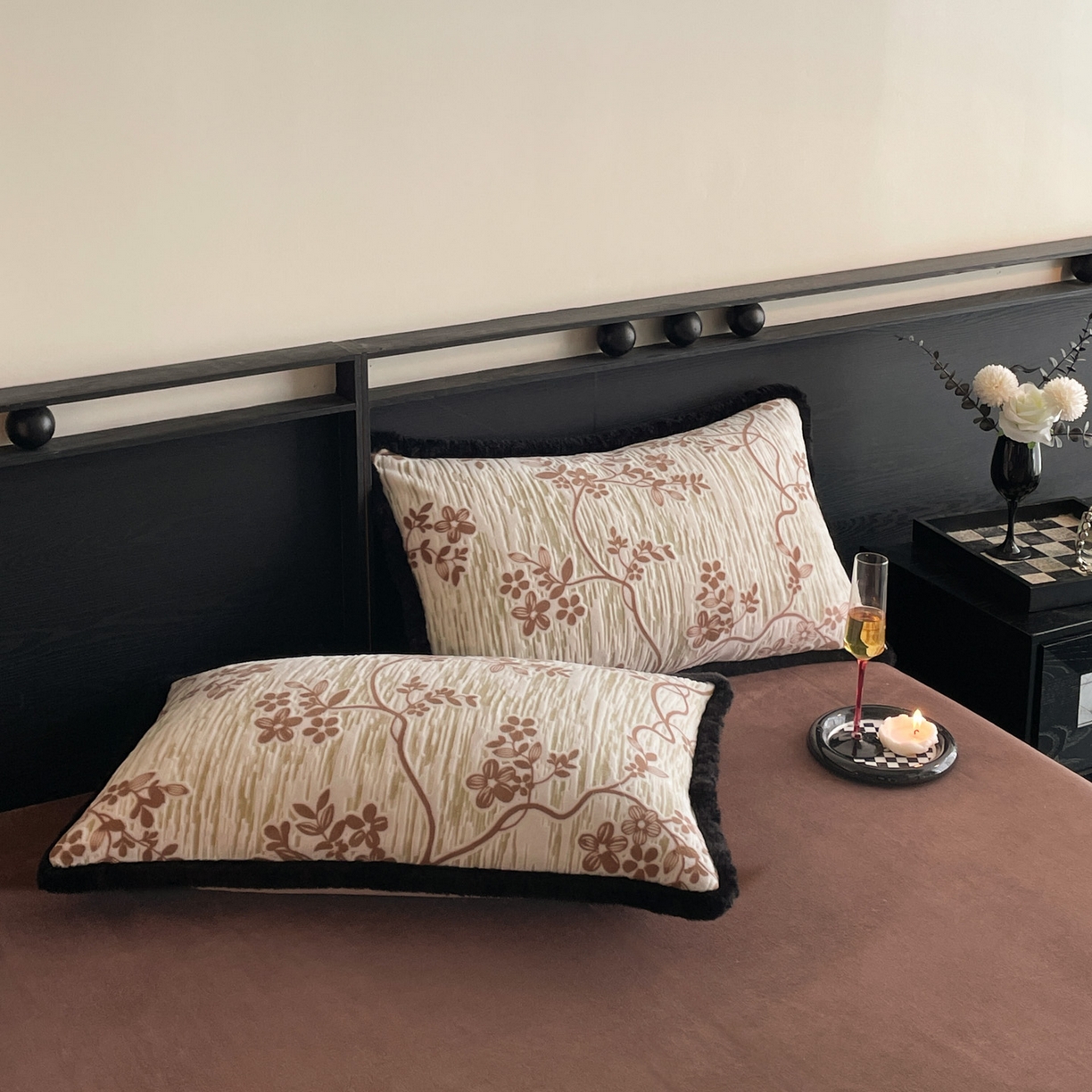 91家纺网 家纺一手货源 找家纺 吾诺家居 2025新款美拉德雕花绒黑金系列四件套 法式情书-咖